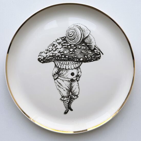 Porcelāna šķīvis ar zelta maliņu" Sēne ar gliemezi"