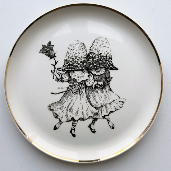 Porcelāna šķīvis ar zelta maliņu "Draudzenes"